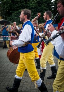 Barwny korowód z okazji TKB przeszedł przez Wisłę